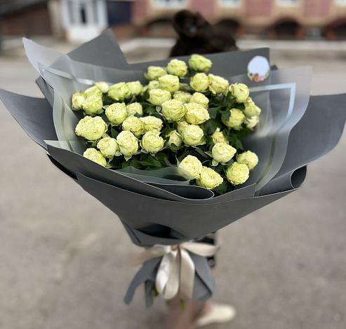 Букет Белые кустовые розы Солинеро в Нововладимирской